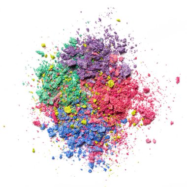 Makyaj için çok renkli ezilmiş göz farının üst görünümü beyaz arkaplanda izole edilmiş kozmetik ürün örneği olarak gösterilir