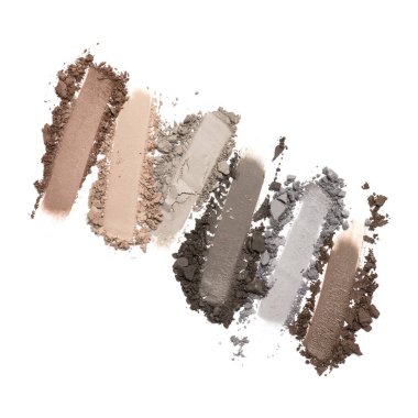 Düz fırça darbeleri. Beyaz arkaplanda izole edilmiş kozmetik güzellik ürünü örnekleri olarak kırık renk göz farı