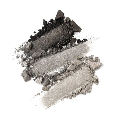 Düz fırça darbeleri. Beyaz arkaplanda izole edilmiş kozmetik güzellik ürünü örneği olarak kırık gri göz farı