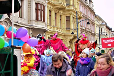 Lodz 'daki Lodz Polonya Karnavalı: Son karnaval haftası boyunca Piotrkowska Caddesi' nde büyük bir geçit töreni