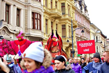Lodz 'daki Lodz Polonya Karnavalı: Son karnaval haftası boyunca Piotrkowska Caddesi' nde büyük bir geçit töreni
