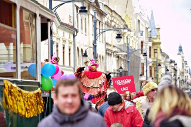 Lodz 'daki Lodz Polonya Karnavalı: Son karnaval haftası boyunca Piotrkowska Caddesi' nde büyük bir geçit töreni