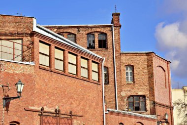 TORUN, POLAND 7 Nisan 2020 Salı: Şehrin tarihi bölümündeki eski binalardan birinin duvarı. Torun, Polonya 'nın en eski kasabalarından biridir..