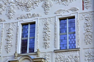 TORUN, POLAND 7 Nisan 2020 Salı: Şehrin tarihi bölümündeki eski binalardan birinin duvarı. Torun, Polonya 'nın en eski kasabalarından biridir..