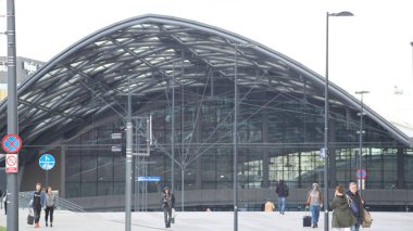 20 Eylül 2019, Lodz Polonya. Demiryolu İstasyonu, LODZ FABRYCZNA, POLAND, Güzel, Modern, tren istasyonu,