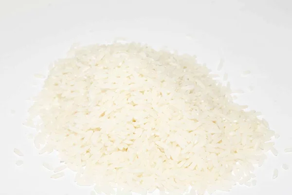 Arroz Seco Sin Cocer Sobre Fondo Blanco — Foto de Stock