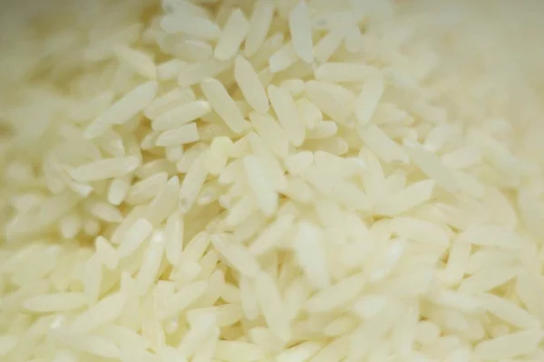 Beyaz Arkaplanda Pişmemiş Kuru Pirinç — Stok fotoğraf