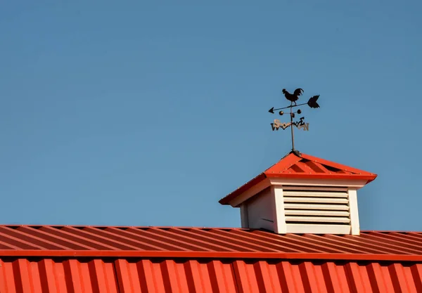 Červená stodola střecha s kohout zvaný Weathervane — Stock fotografie