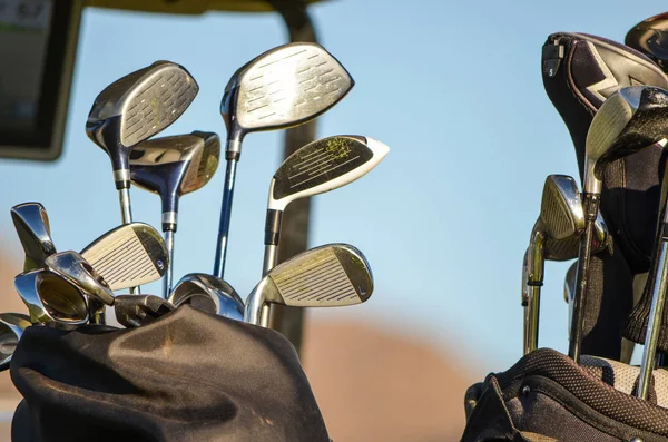 Kulüplere sahip iki golf çantası
