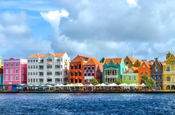Curacao parlak renkli binalarda