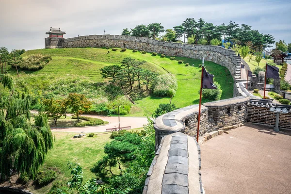 Suwon Hwaseong kale manzaralı, Suwon So 'daki tahkimat duvarlı.