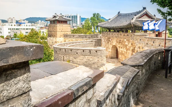 Vista panorámica de la fortaleza de Suwon Hwaseong con la puerta occidental en — Foto de Stock