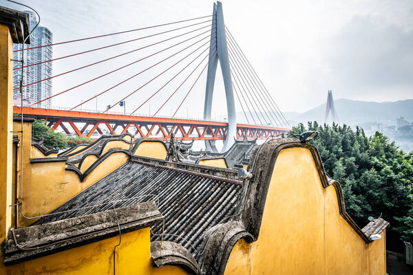 Традиционные китайские крыши и желтые стены в Huguang Huigua
