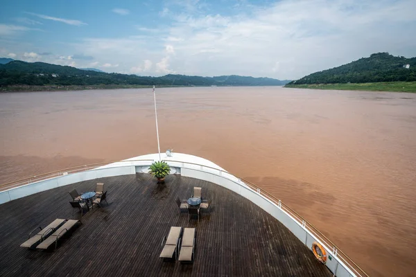 Frente a un crucero en el río Yangtze fangoso durante el verano —  Fotos de Stock