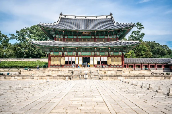 Vista frontal de la sala principal del palacio Changdeokgung en Seúl Corea del Sur  - — Foto de Stock