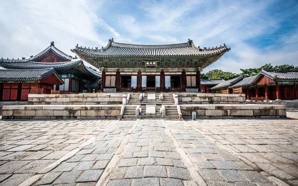 ソウルの長慶宮本堂からの眺め韓国- tra — ストック写真