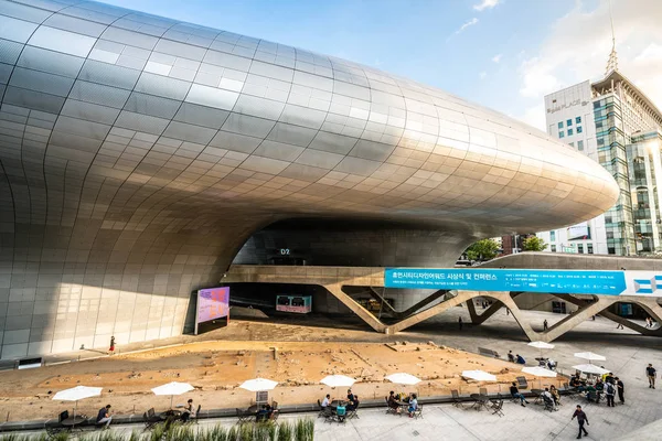 Dongdaemun Design Plaza tai DDP rakennus näkymä jäänteitä cit — kuvapankkivalokuva