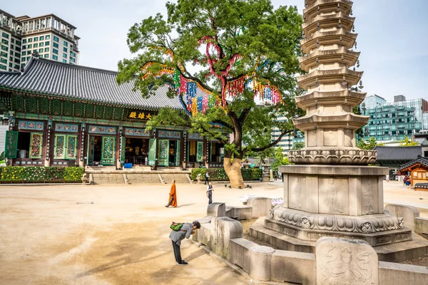 Jogyesa vista del templo con la sala Daeungjeon el árbol de pagoda y — Foto de Stock