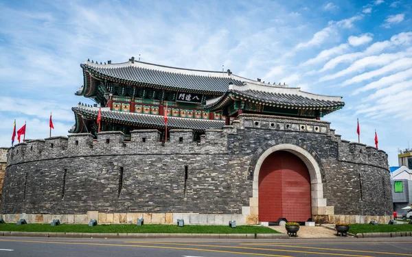 Fortaleza de Hwaseong puerta sur también conocida como puerta de Paldalmun y azul soleado s — Foto de Stock