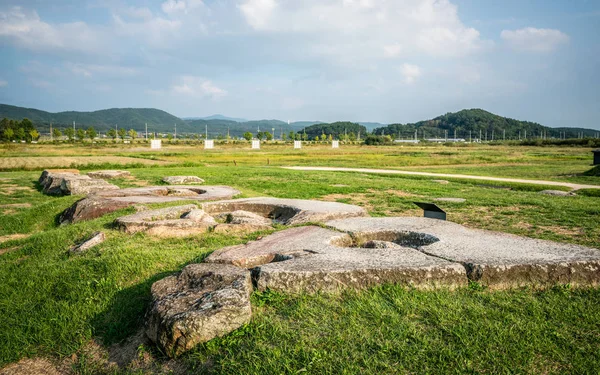 Hwangnyongsa Templo vista paisagem local com pedras remanescentes de — Fotografia de Stock