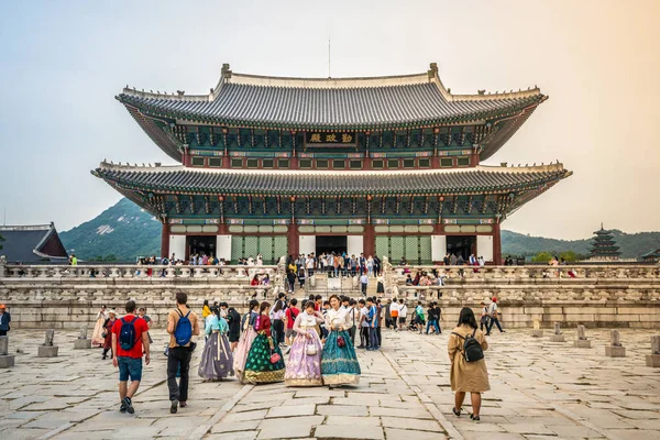 Gyeongbokgung palacio principal sala de trono como Geunjeongjeon vista wit. — Foto de Stock