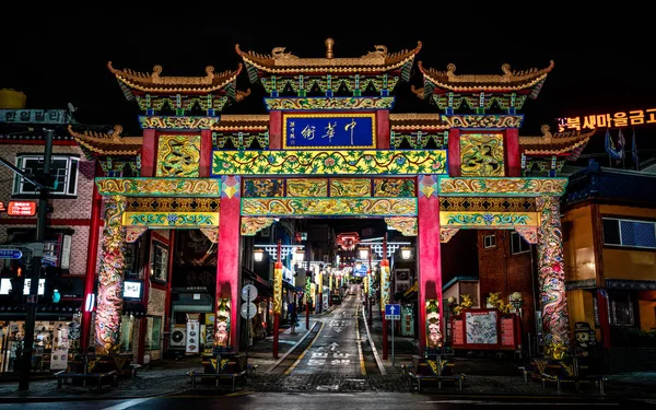 Incheon Chinatown wejście z tradycyjnej chińskiej bramy illumin — Zdjęcie stockowe