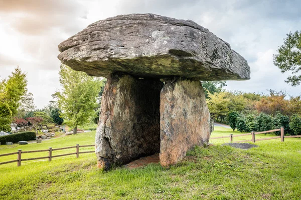 Dolmen του τύπου πίνακα που ονομάζεται Dosan-ri σύμβολο της πόλης της Gocha — Φωτογραφία Αρχείου