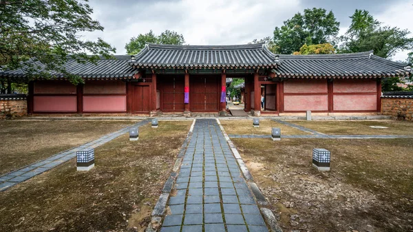 Храмовий вид Jogyeongmyo, який є частиною району Дьонджьєон Дж. — стокове фото