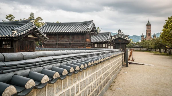 慶州市の神社建築物とジョン・フランシス・ザビエルの彫刻 — ストック写真