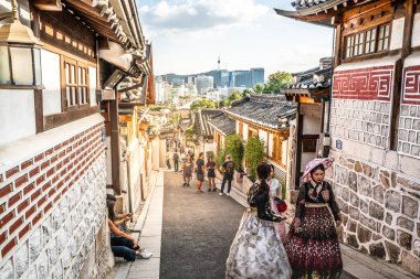 Hanbok 'ta Asyalı turistlerle Bukchon Hanok köyü manzarası
