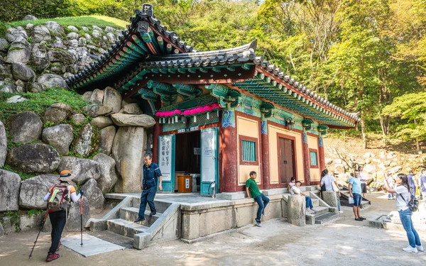 Вхід до парку Seokguram grotto з азійськими туристами в Кьонджу С. — стокове фото