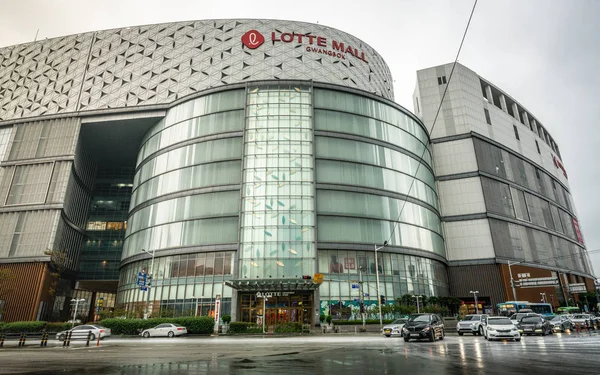 Első kilátás Lotte bevásárlóközpont Gwangbok logóval a tengerparton South Kore — Stock Fotó