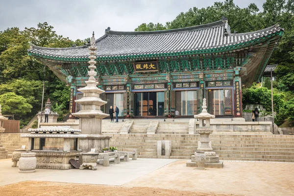 Sala principale di Bongeunsa o Daewoongjeon un tempio buddista a Gangnam — Foto Stock