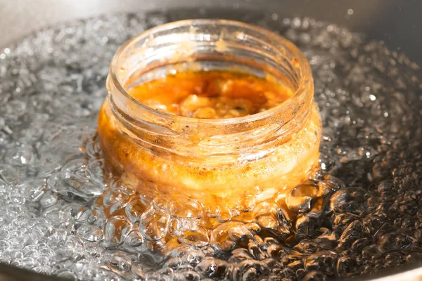 Bain-Marie yemek pişiriyor. Kaynar suyun ortasında bir yemek kavanozuyla.