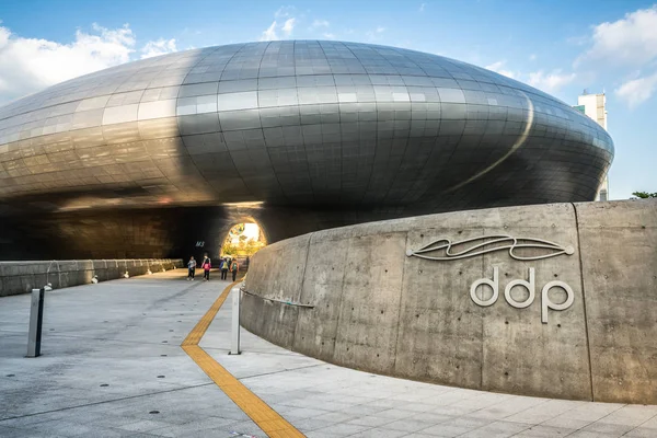 Dongdaemun Design Plaza tai DDP-rakennuksen näkymä merkillä ja Mirae — kuvapankkivalokuva