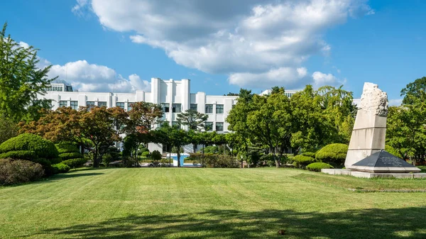 Jeongdok offentliga bibliotek byggnad och trädgård i Hwa-dong Seoul Så — Stockfoto