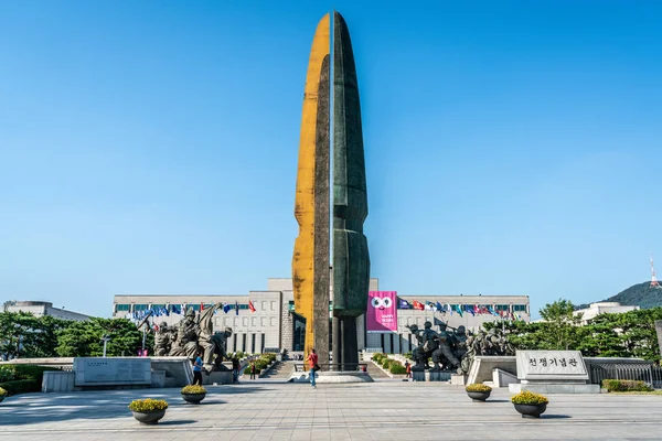 Корейский военный памятник с башней Корейской войны перед — стоковое фото