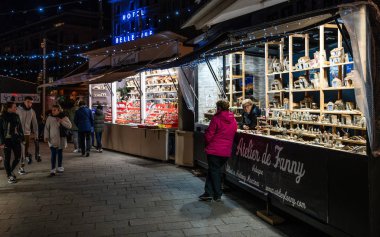 Stalls and people at Christmas Santons of Provence figurines tra