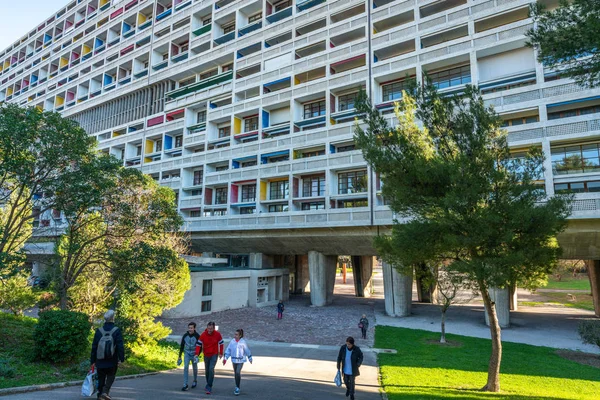 Είσοδος και άνθρωποι του κτιρίου La Cite Radieuse από το architec — Φωτογραφία Αρχείου