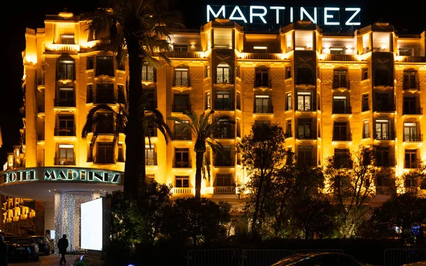 Fachada y cartel del hotel de lujo Martinez iluminado por la noche en La — Foto de Stock