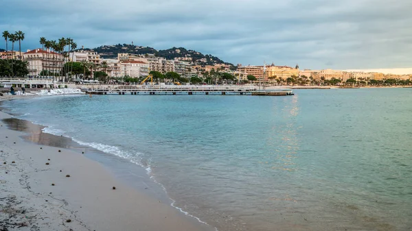 Croisette Sahili ve Cannes şehri Alacakaranlık Cannes Fransa — Stok fotoğraf