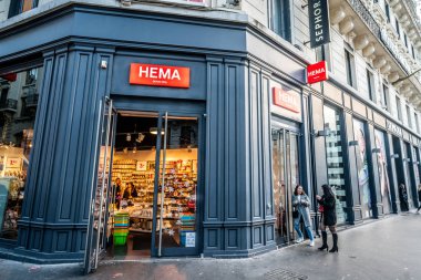 İşaretli Hema dükkânı ve Lyon Fransa 'daki insanlar.
