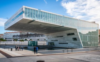 Villa Akdeniz modern bir kültür merkezi ve insanlar inşa ediyor. 