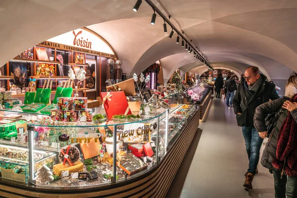 Voisin französischer Pralinenstand im les halles du grand hotel dieu — Stockfoto