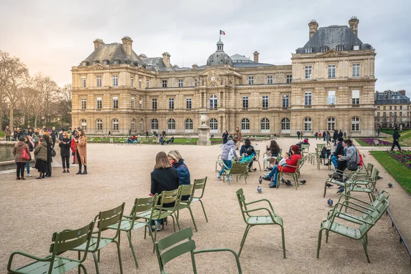 法国巴黎 2020年2月23日 人们在法国巴黎法国参议院大楼前的Jardin Luxembourg花园的标志性绿椅上休息 — 图库照片