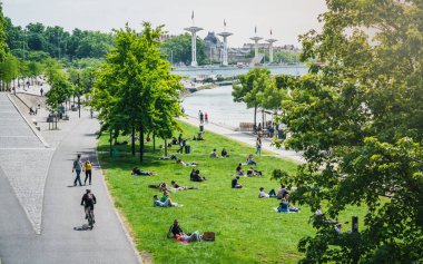 Lyon France, 16 Mayıs 2020: Lyon France 'daki tecridin ilk haftasonunda Rhone Nehri kıyısında açık hava faaliyetleri yapan insanlar
