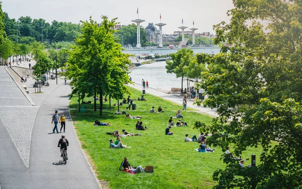 Lyon France, 16 Mayıs 2020: Lyon France 'daki tecridin ilk haftasonunda Rhone Nehri kıyısında açık hava faaliyetleri yapan insanlar