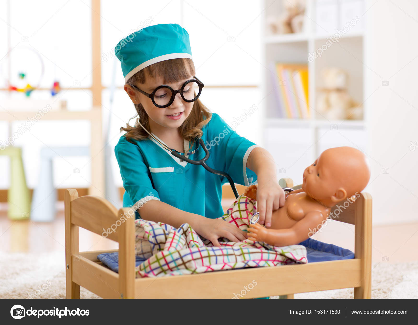 Игра в доктора. Дети играют в доктора с уколами. Набор игровой hape доктор по вызовуe3010_hp. Дети играющие в доктора. Девочка играет в доктора.