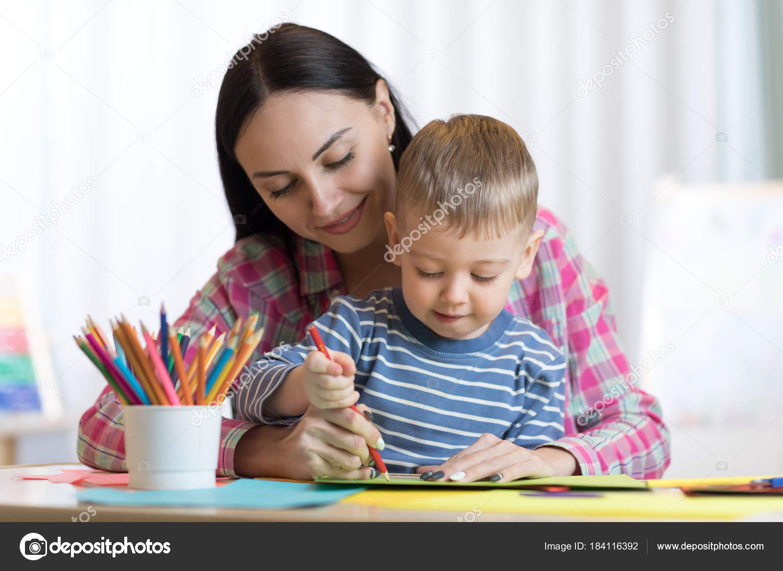 Blond Uśmiechający Się Mały Chłopiec Trzymamy W Ręku Coś