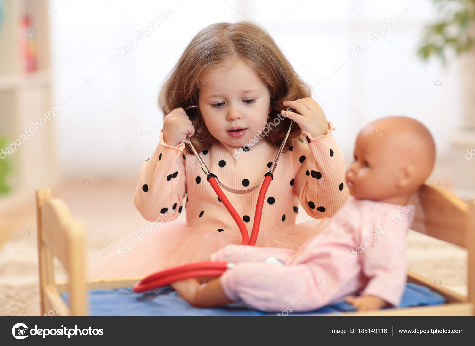 niña muñeca humana | niña de dos años jugando a médico con